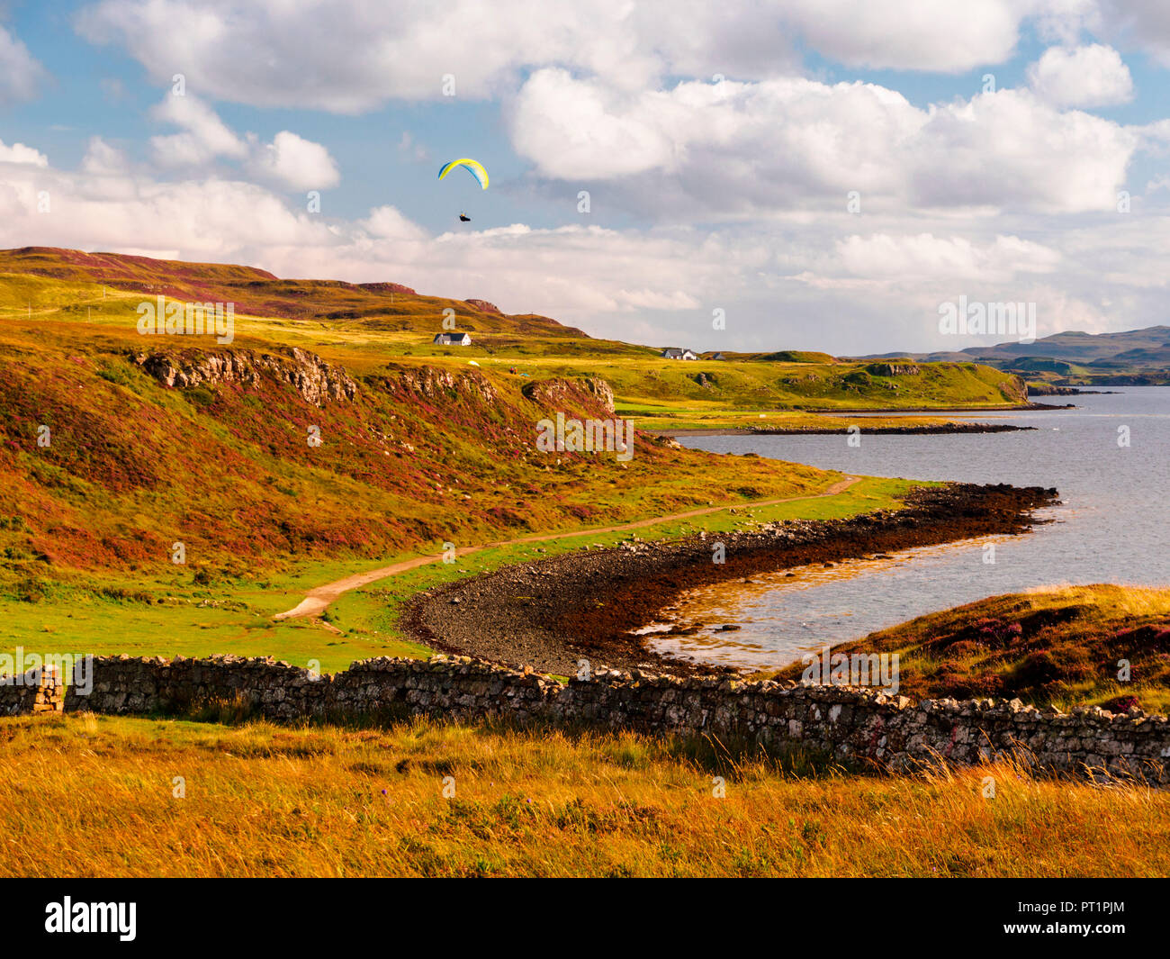 Paragliding in den Highlands, Coral Beach, Isle of Skye, Schottland, Großbritannien, Europa Stockfoto