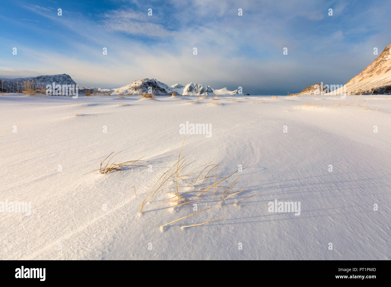 Haukland Strand bedeckt mit Schnee, Leknes, Vestvagoy, Lofoten, Norwegen Stockfoto