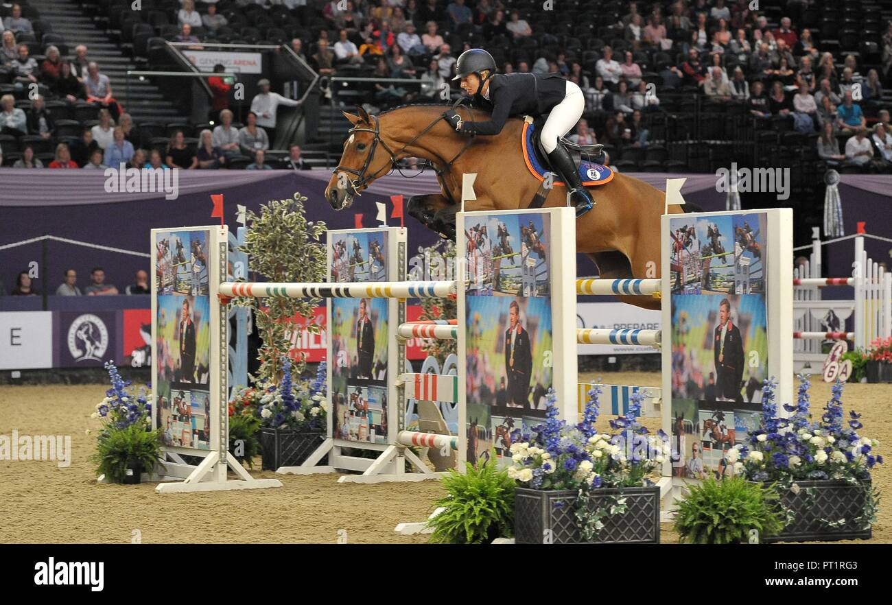 Birmingham, Großbritannien. 5. Oktober, 2018. Helen Tredwell (GBR) Reitschule 'Funnycan'. Concours Hippique International. Tribüne willkommen Einsätze. Pferd des Jahres zeigen (HOYS). National Exhibition Centre (NEC). Birmingham. UK. 05.10.2018. Credit: Sport in Bildern/Alamy leben Nachrichten Stockfoto