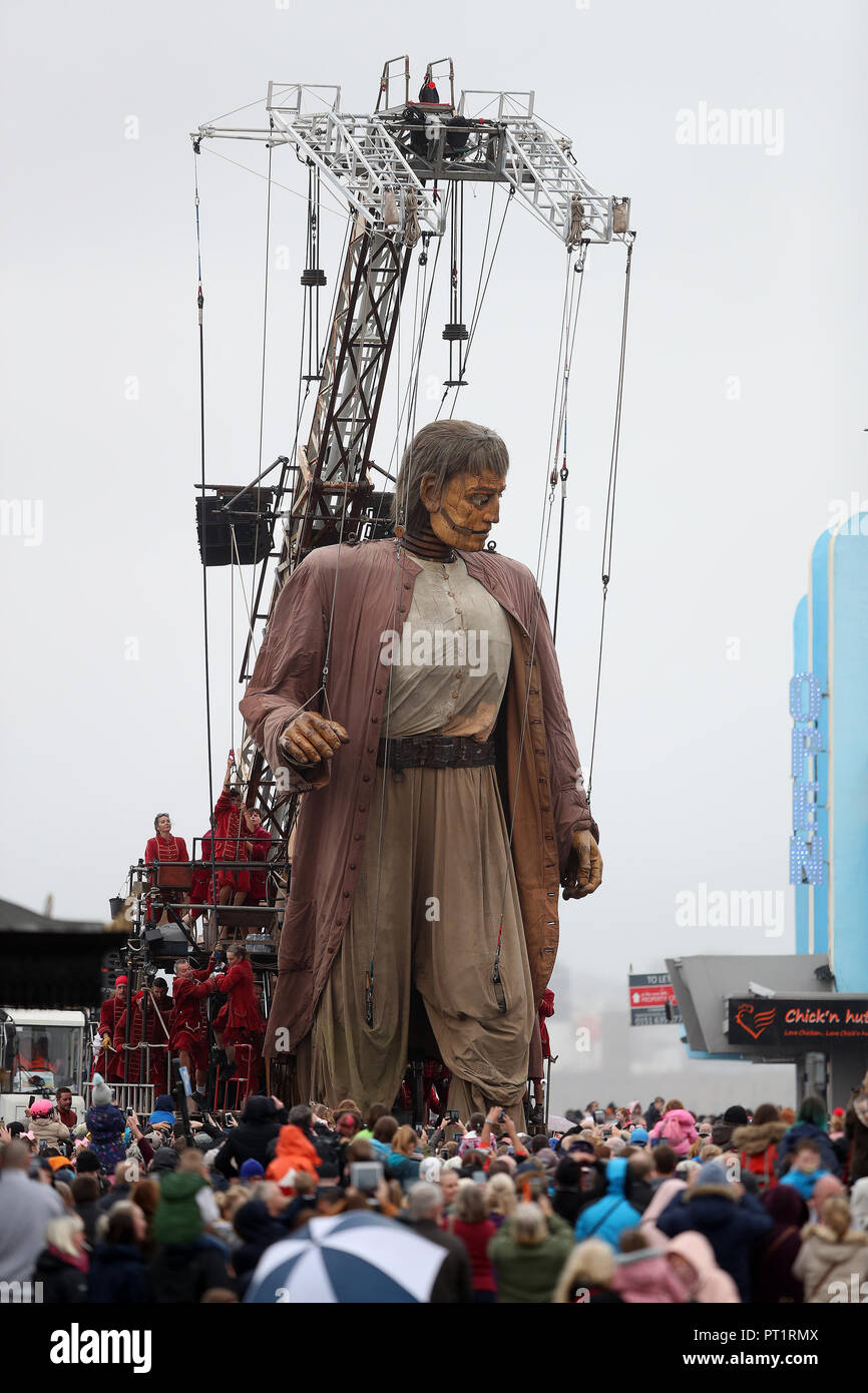 Liverpool, Großbritannien. 5. Oktober, 2018. Die Royal De Luxe Schiffbruch Riese Spaziergänge entlang der Promenade an der New Brighton, als er in "Liverpool's Dream'. Der Riese ist einer der welt-berühmten Theater Firma Straße Marionetten in Liverpool am Wochenende Foto von Paul Greenwood/Alamy leben Nachrichten Stockfoto