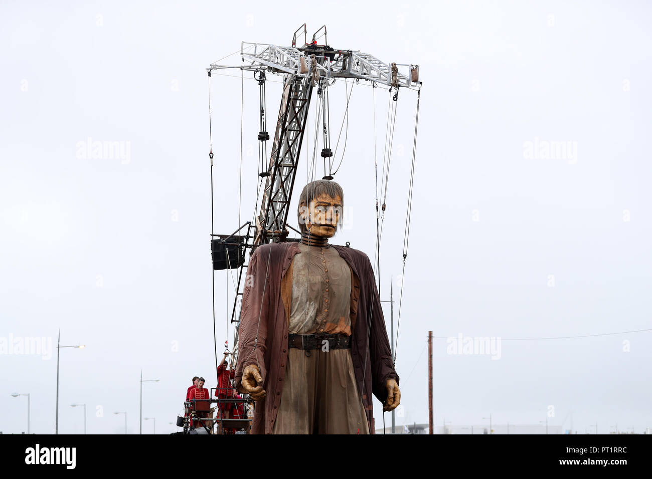 Liverpool, Großbritannien. 5. Oktober, 2018. Die Royal De Luxe Schiffbruch Riese Spaziergänge entlang der Promenade an der New Brighton, als er in "Liverpool's Dream'. Der Riese ist einer der welt-berühmten Theater Firma Straße Marionetten in Liverpool am Wochenende Foto von Paul Greenwood/Alamy leben Nachrichten Stockfoto