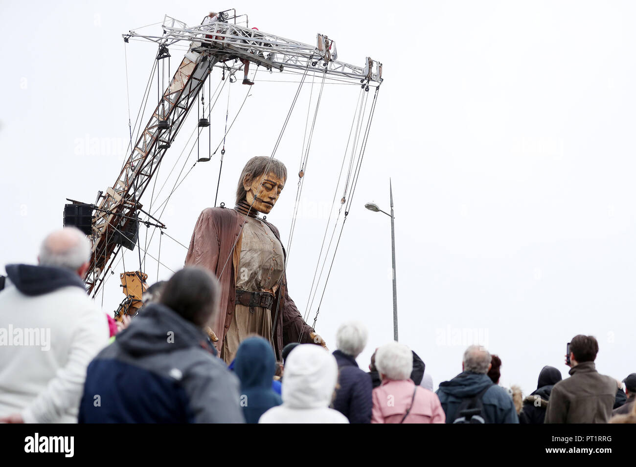 Liverpool, Großbritannien. 5. Oktober, 2018. Die Royal De Luxe Schiffbruch Riese Spaziergänge entlang der Promenade an der New Brighton, als er in "Liverpool's Dream'. Der Riese ist einer der welt-berühmten Theater Firma Straße Marionetten in Liverpool am Wochenende Foto von Paul Greenwood/Alamy leben Nachrichten Stockfoto