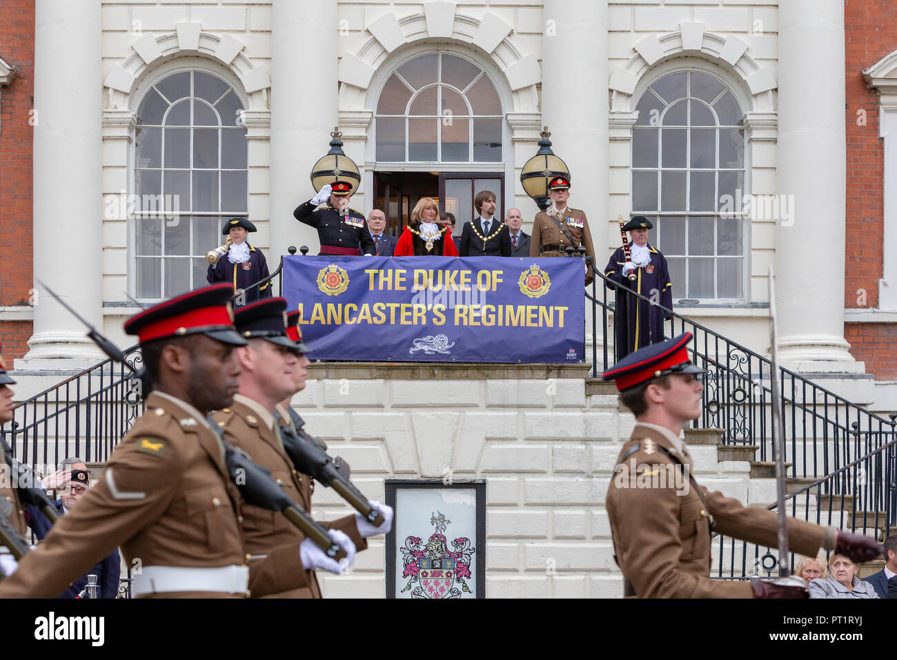 Warrington, Großbritannien. Freitag, 5. Oktober, die 1 Bataillon des Herzogs von Lancaster's Regiment ausgeübt ihr Recht als Ehrenbürgern der Gemeinde durch Warrington paradieren mit Farben fliegen, Trommeln schlagen und Bajonette feste das Bataillon hat vor Kurzem aus Zypern zurückgekommen und jetzt stationiert am Dale Camp in der Nähe von Chester Credit: John Hopkins/Alamy leben Nachrichten Stockfoto