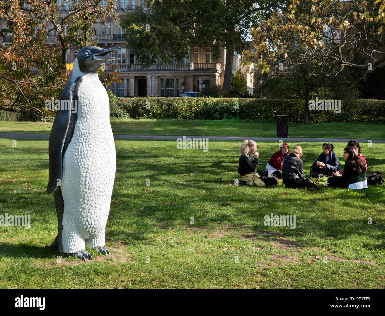 London, Großbritannien. 5. Okt 2018. Skulptur Anzeige im Regents Park Teil der "Frieze Art Fair, London UK 2018. 05/10/2018 Credit: Martyn Goddard/Alamy leben Nachrichten Stockfoto