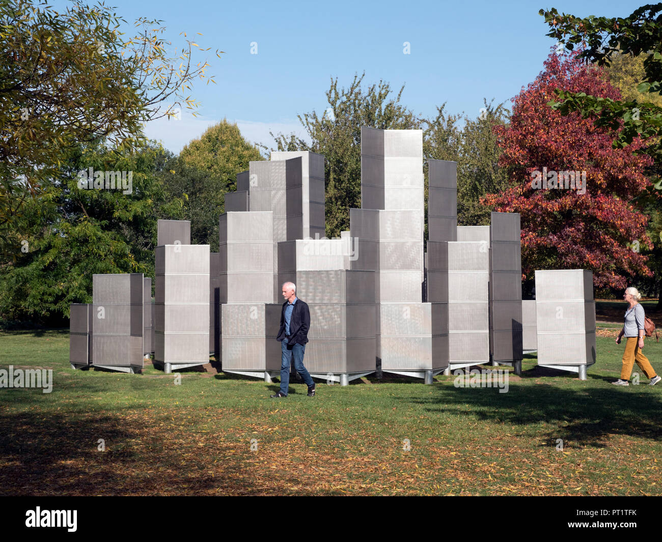 London, Großbritannien. 5. Okt 2018. Skulptur Anzeige im Regents Park Teil der "Frieze Art Fair, London UK 2018. 05/10/2018 Credit: Martyn Goddard/Alamy leben Nachrichten Stockfoto