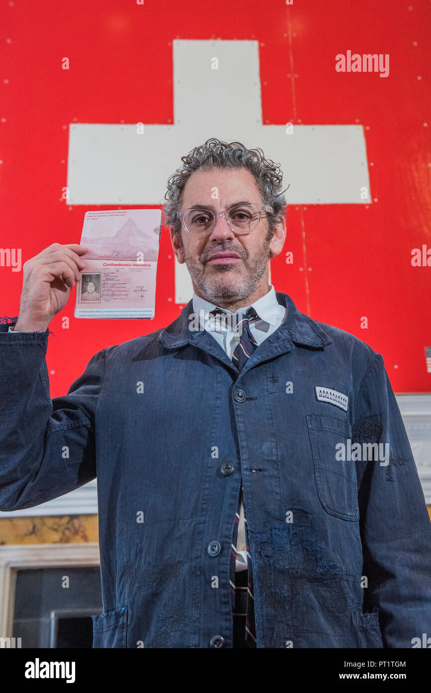 London, Großbritannien. 5. Okt 2018. 24 Uhr live Performance der Schweizer Pass Büro durch amerikanische Künstler Tom Sachs in der Galerie Thaddaeus Ropac London. Besucher können mit einem Tom Sachs Studio Schweizer Pass ab Freitag, den 5. Oktober 2005, 6:00 Uhr - Am Samstag, den 6. Oktober, 6:00 Uhr. Credit: Guy Bell/Alamy leben Nachrichten Stockfoto