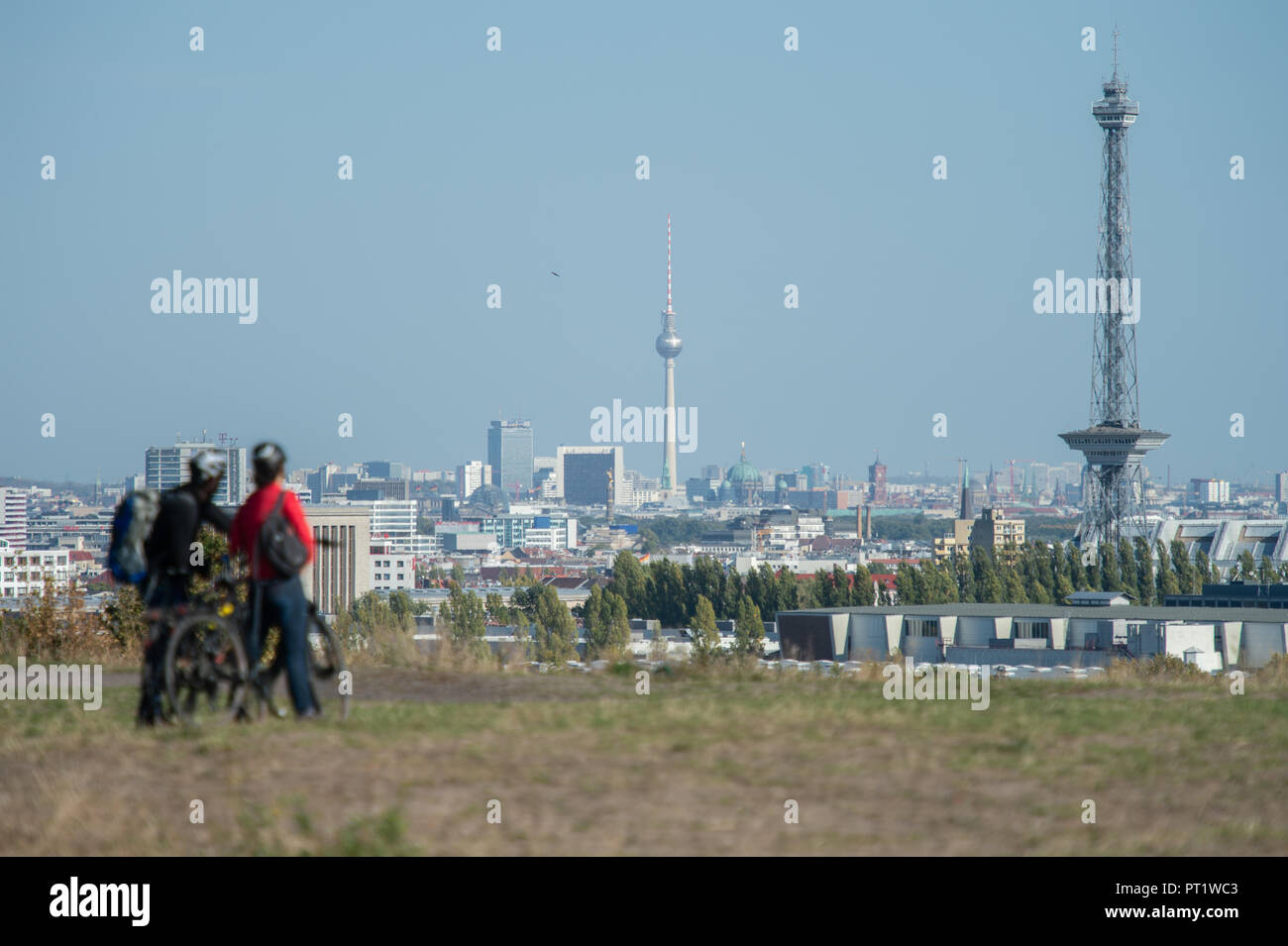 05 Oktober 2018, Berlin: Zwei Radfahrer in der Berliner City Panorama mit den Fernsehturm und Radio Tower in der Ferne suchen. Foto: Arne Immanuel Bänsch/dpa Stockfoto