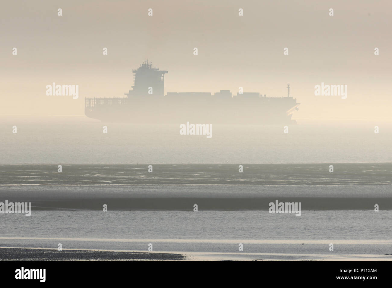 Westcliff on Sea, Großbritannien. 5. Okt, 2018. Das containerschiff Santa Ursula Köpfe in Richtung DP World, London Gateway. Misty am späten Nachmittag Blick über den Fluss Thames Estuary in Richtung Kent. Penelope Barritt/Alamy leben Nachrichten Stockfoto