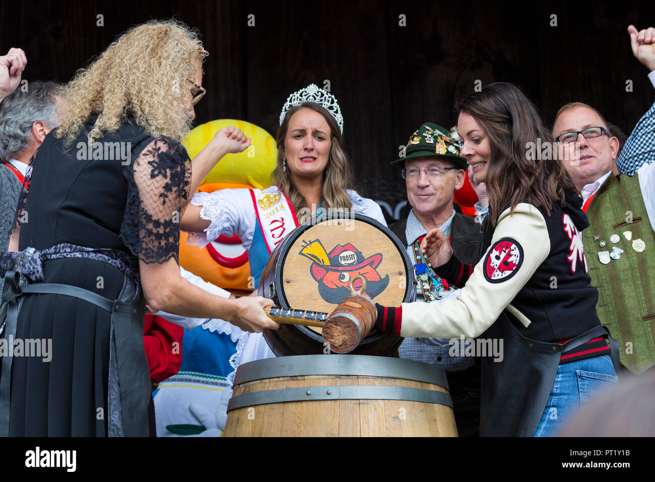 Kitchener, Ontario, Kanada. 05. Oktober 2018. Offizielle Eröffnung der 50. jährlichen Kitchener Waterloo Oktoberfest, Nordamerikas größter Bayerische Festival. Tippen Sie auf das erste Bier Fass erfolgt bei Kitchener Rathaus. Durch Tippen auf das Barrel Bier Tara gesagtes Slone Co host Heimatstadt Hockey mit Ron und Margo Jones Präsident, Kitchener-Waterloo Oktoberfest Credit Leistung Bild/Alamy Leben Nachrichten. Stockfoto