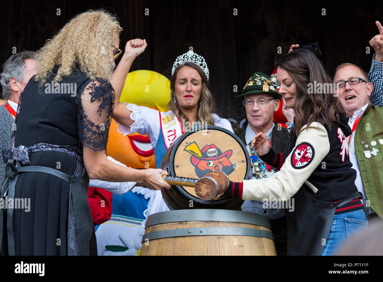 Kitchener, Ontario, Kanada. 05. Oktober 2018. Offizielle Eröffnung der 50. jährlichen Kitchener Waterloo Oktoberfest, Nordamerikas größter Bayerische Festival. Tippen Sie auf das erste Bier Fass erfolgt bei Kitchener Rathaus. Durch Tippen auf das Barrel Bier Tara gesagtes Slone Co host Heimatstadt Hockey mit Ron und Margo Jones Präsident, Kitchener-Waterloo Oktoberfest Credit Leistung Bild/Alamy Leben Nachrichten. Stockfoto