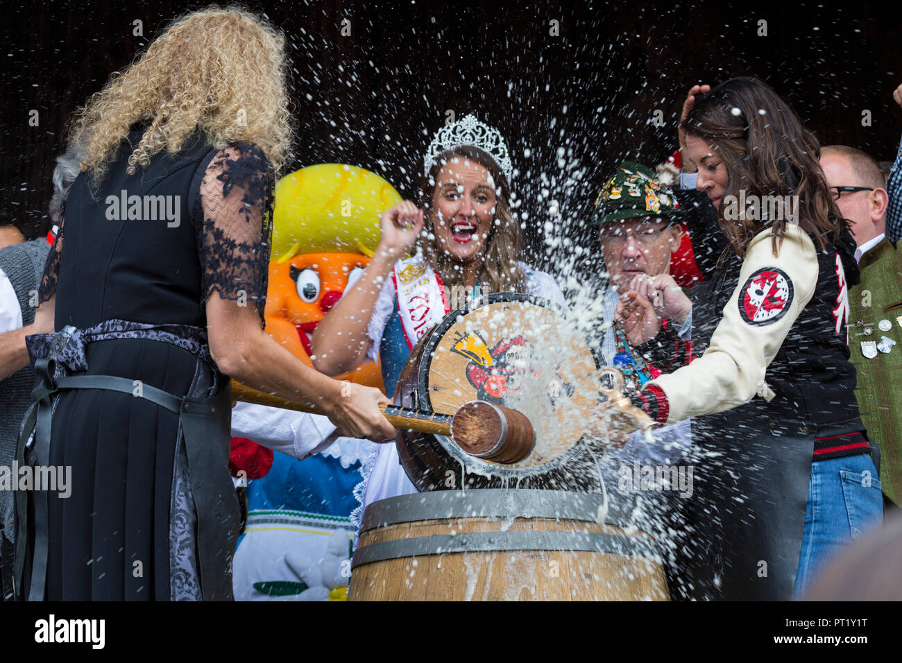 Kitchener, Ontario, Kanada. 05. Oktober 2018. Offizielle Eröffnung der 50. jährlichen Kitchener Waterloo Oktoberfest, Nordamerikas größter Bayerische Festival. Tippen Sie auf das erste Bier Fass erfolgt bei Kitchener Rathaus. Durch Tippen auf das Barrel Bier Tara gesagtes Slone Co host Heimatstadt Hockey mit Ron und Margo Jones Präsident, Kitchener-Waterloo Oktoberfest Credit Leistung Bild/Alamy Leben Nachrichten. Stockfoto