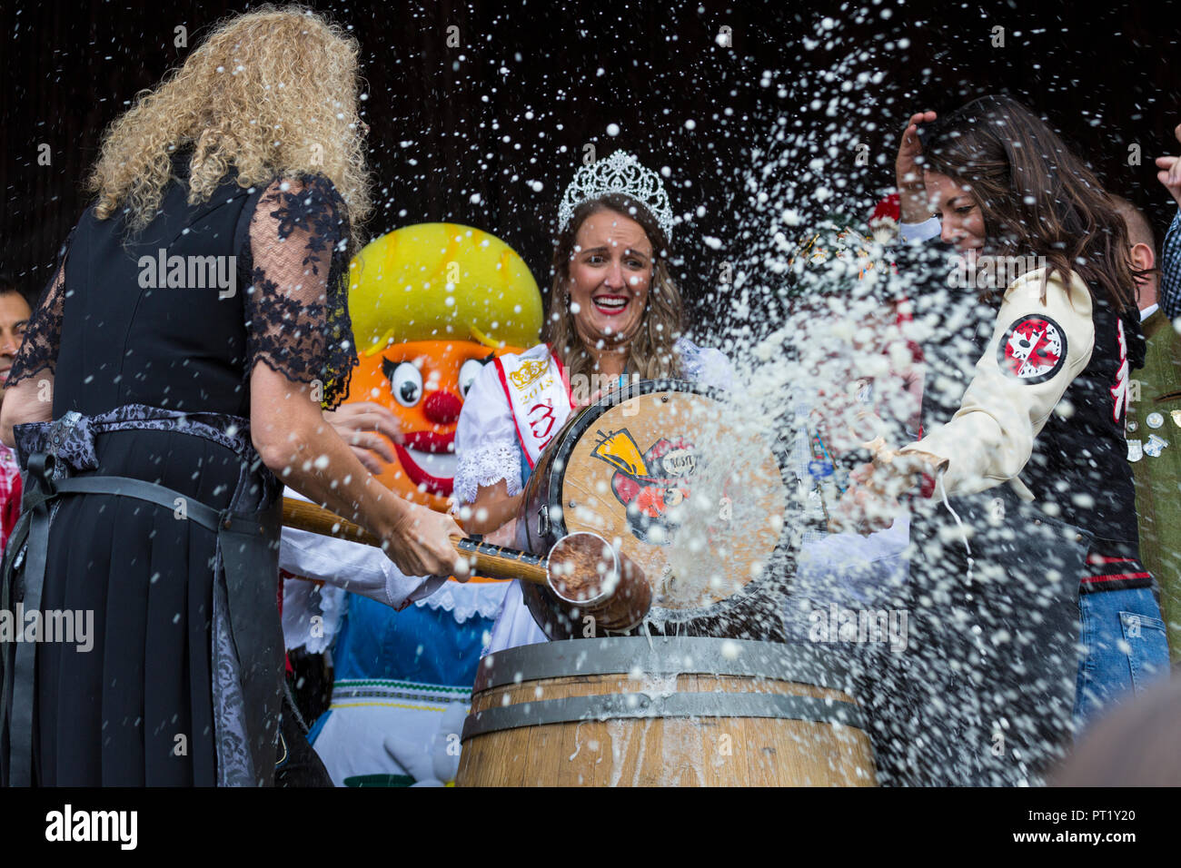 Kitchener, Ontario, Kanada. 05. Oktober 2018. Offizielle Eröffnung der 50. jährlichen Kitchener Waterloo Oktoberfest, Nordamerikas größter Bayerische Festival. Tippen Sie auf das erste Bier Fass erfolgt bei Kitchener Rathaus. Durch Tippen auf das Barrel Bier Tara gesagtes Slone Co host Heimatstadt Hockey mit Ron und Margo Jones Präsident, Kitchener-Waterloo Oktoberfest Credit Leistung Bild/Alamy Leben Nachrichten. Stockfoto