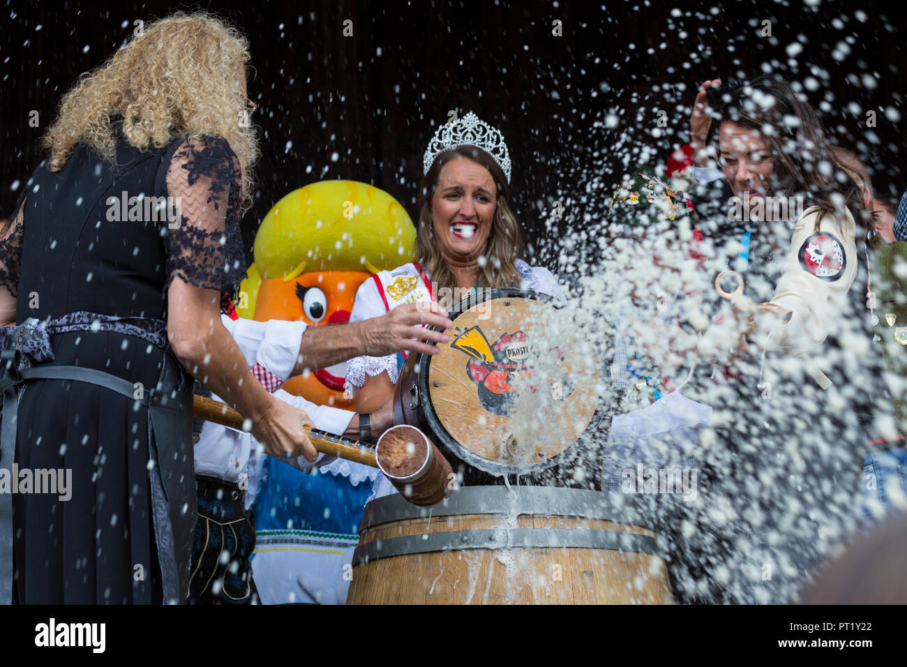 Kitchener, Ontario, Kanada. 05. Oktober 2018. Offizielle Eröffnung der 50. jährlichen Kitchener Waterloo Oktoberfest, Nordamerikas größter Bayerische Festival. Tippen Sie auf das erste Bier Fass erfolgt bei Kitchener Rathaus. Durch Tippen auf das Barrel Bier Tara gesagtes Slone Co host Heimatstadt Hockey mit Ron und Margo Jones Präsident, Kitchener-Waterloo Oktoberfest Credit Leistung Bild/Alamy Leben Nachrichten. Stockfoto