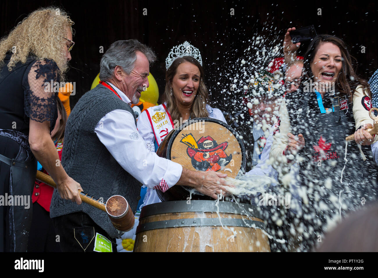 Kitchener, Ontario, Kanada. 05. Oktober 2018. Offizielle Eröffnung der 50. jährlichen Kitchener Waterloo Oktoberfest, Nordamerikas größter Bayerische Festival. Tippen Sie auf das erste Bier Fass erfolgt bei Kitchener Rathaus. Durch Tippen auf das Barrel Bier Tara gesagtes Slone Co host Heimatstadt Hockey mit Ron und Margo Jones Präsident, Kitchener-Waterloo Oktoberfest Credit Leistung Bild/Alamy Leben Nachrichten. Stockfoto