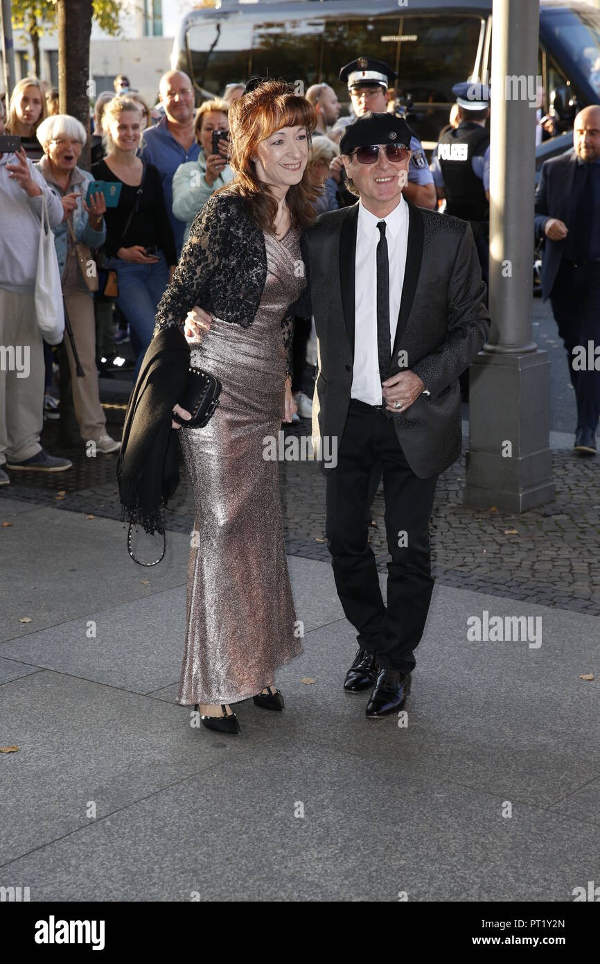 Berlin, Deutschland. 05 Okt, 2018. 05.10.2018, Berlin: Scorpions-Sanger Klaus Meine kommt mit seiner Frau Gabi auf die Hochzeit des ehemaligen Bundeskanzler Gerhard Schroder und Soyeon Kim im Hotel Adlon. Credit: Zentrale Bild Carl Seidel/dpa zentrale Bild/ZB | Verwendung weltweit/dpa/Alamy leben Nachrichten Stockfoto