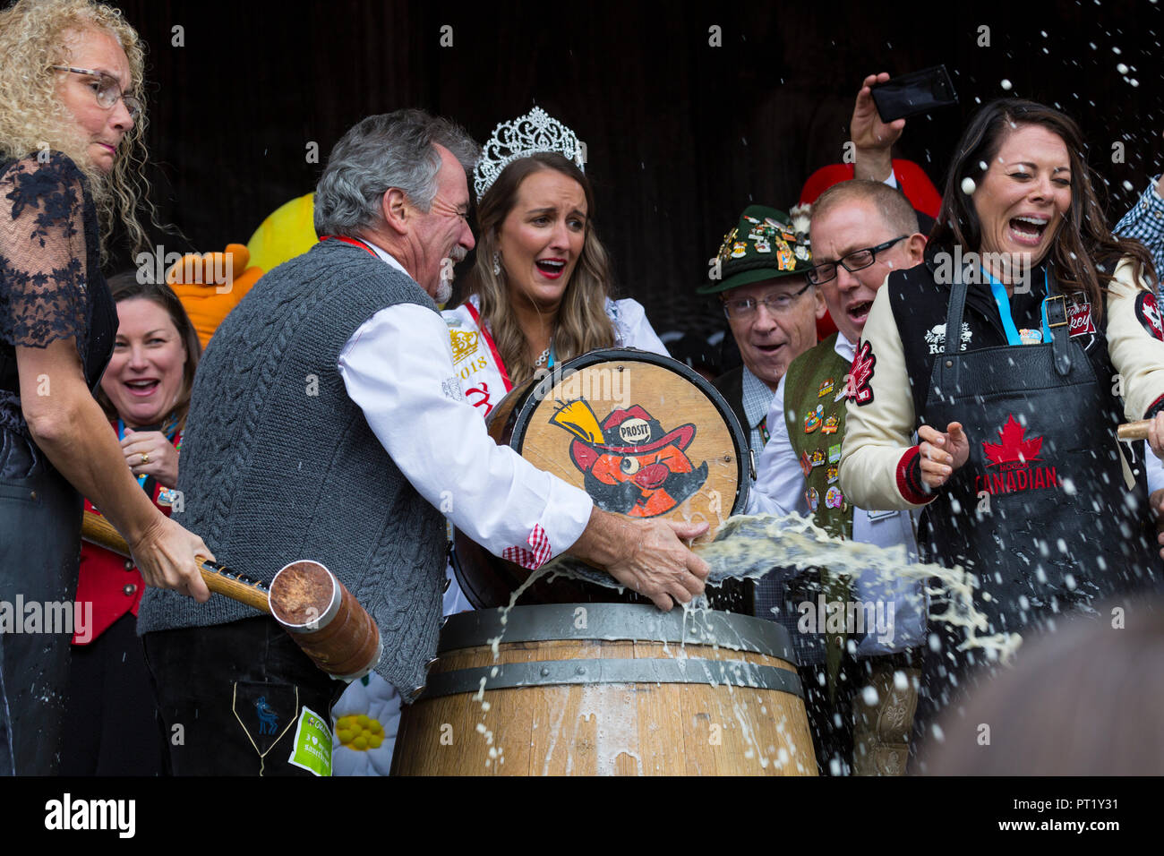 Kitchener, Ontario, Kanada. 05. Oktober 2018. Offizielle Eröffnung der 50. jährlichen Kitchener Waterloo Oktoberfest, Nordamerikas größter Bayerische Festival. Tippen Sie auf das erste Bier Fass erfolgt bei Kitchener Rathaus. Durch Tippen auf das Barrel Bier Tara gesagtes Slone Co host Heimatstadt Hockey mit Ron und Margo Jones Präsident, Kitchener-Waterloo Oktoberfest Credit Leistung Bild/Alamy Leben Nachrichten. Stockfoto