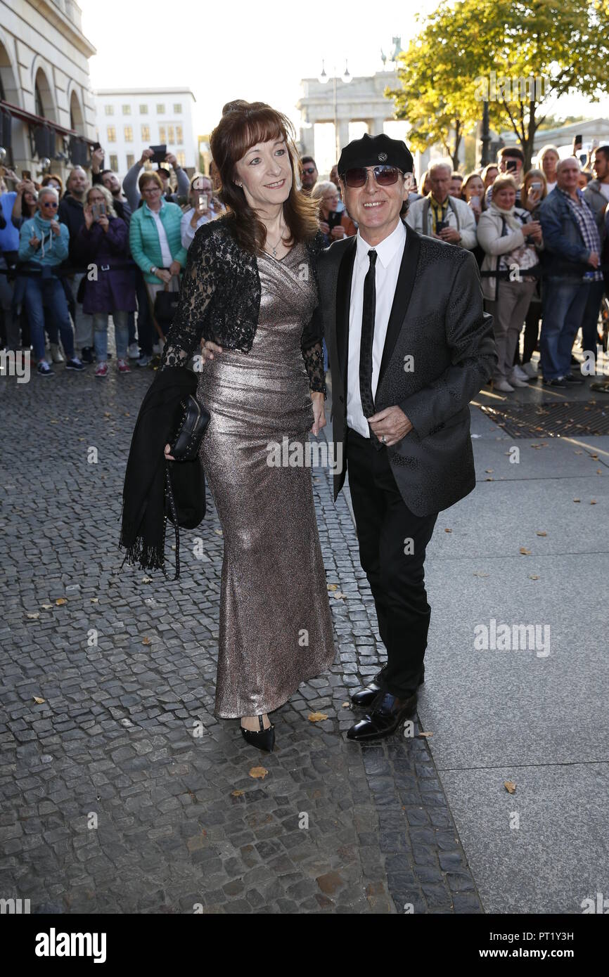 Berlin, Deutschland. 05 Okt, 2018. 05.10.2018, Berlin: Scorpions-Sanger Klaus Meine kommt mit seiner Frau Gabi auf die Hochzeit des ehemaligen Bundeskanzler Gerhard Schroder und Soyeon Kim im Hotel Adlon. Credit: Zentrale Bild Carl Seidel/dpa zentrale Bild/ZB | Verwendung weltweit/dpa/Alamy leben Nachrichten Stockfoto