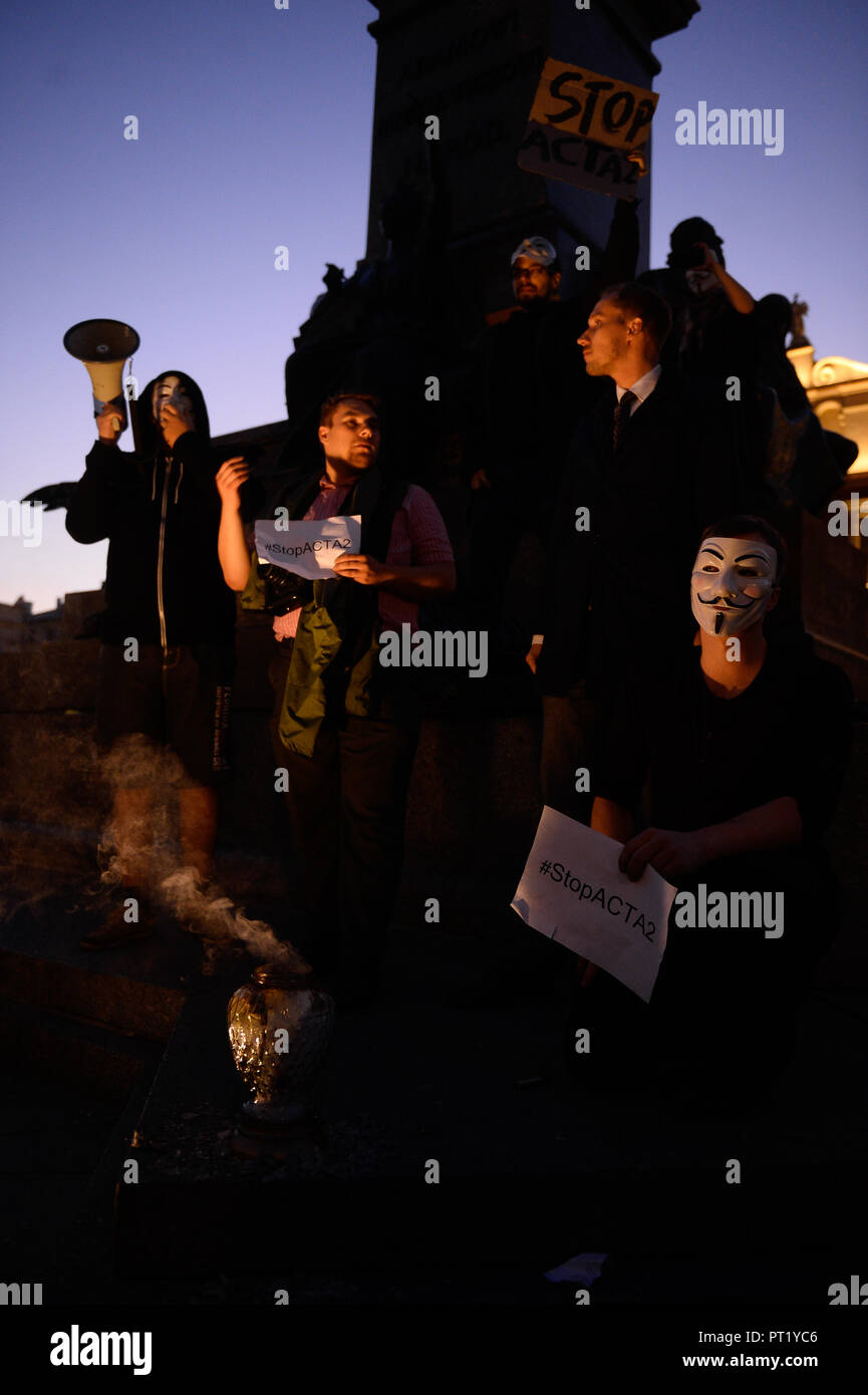 Krakau, Polen. 5. Okt, 2018. Demonstranten mit Guy Fawkes Masken mit Plakaten, die an der Vorführung gesehen. Protest gegen die Umsetzung der EU-Urheberrechtsrichtlinie (wie ACTA 2.0 bekannt) vor der Adam-Mickiewicz-Denkmal am Hauptplatz. Fa Credit: ZUMA Press, Inc./Alamy leben Nachrichten Stockfoto