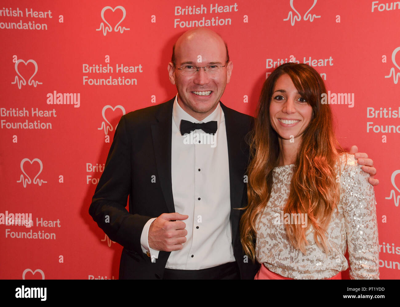 London, Großbritannien. 5. Oktober 2018. Alex Macqueen und Gast besucht die British Heart Foundation Herz-held Auszeichnungen im Globe Theater, zu feiern und sagen Danke an inspirational Unterstützer der Nächstenliebe. Bild Datum: Freitag, den 5. Oktober 2018. Von Kay Burley gehostet, Preise gingen zu selbstloser Geldbeschaffer und diejenigen, die bemerkenswerten Mut gezeigt haben, und darüber hinaus gegangen, um anderen zu helfen. Die Nominierungen sind jetzt offen für Herz Held im nächsten Jahr ausgezeichnet. Bild Capital/Alamy leben Nachrichten Stockfoto