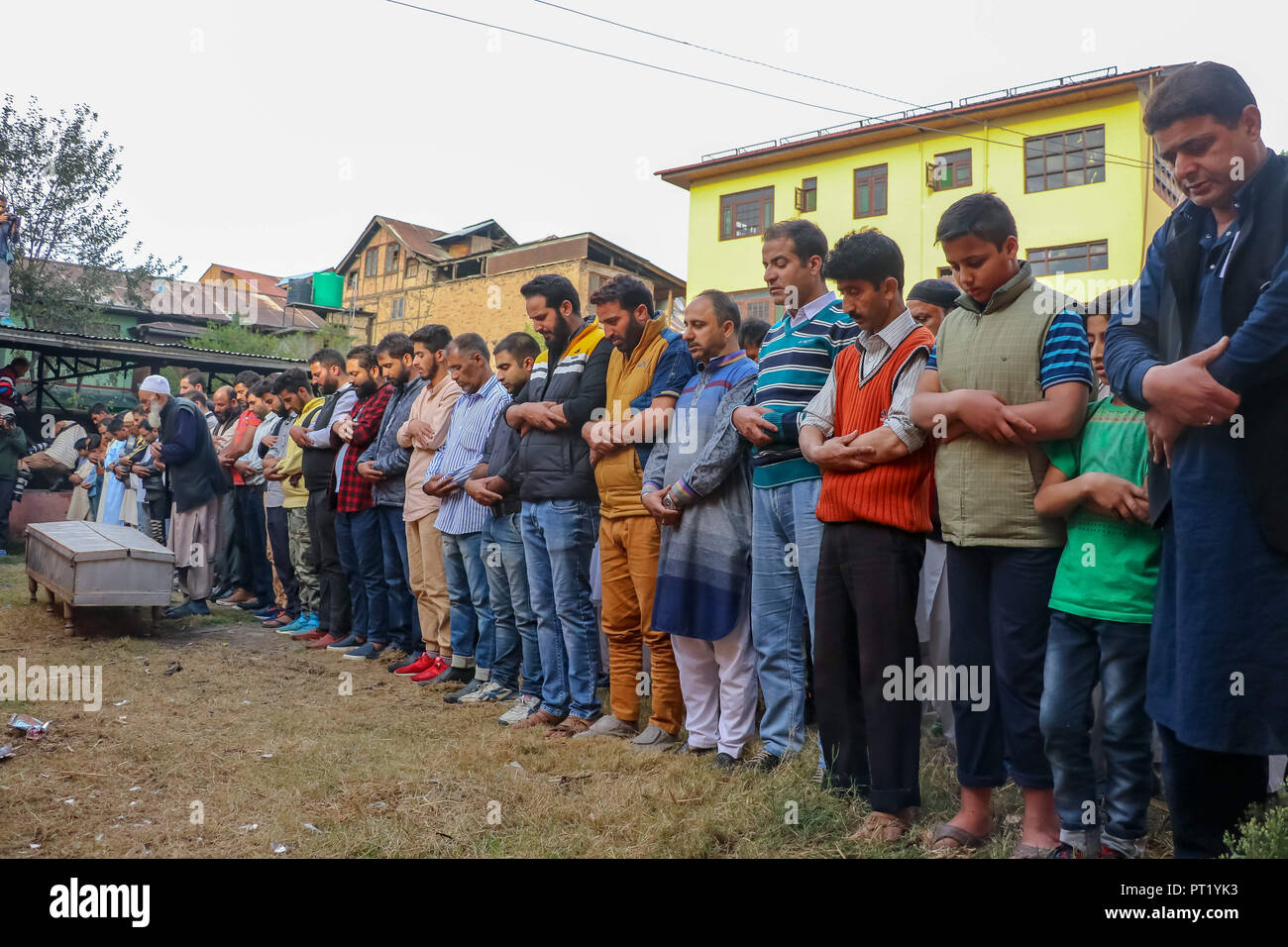 Srinagar, Jammu und Kaschmir, Indien. 5. Okt, 2018. Verwandten und Nachbarn gesehen Gebete während der Beerdigung von Nazir Ahmed Wani. Mutmaßliche militante geschossen und getötet zwei Aktivisten, die wani, mit einem pro-Indien in Kaschmir Fraktion in Habba" Kadal Bereich von Srinagar Stadt verbundenen enthalten, sagten Beamte. Kredit Idrees: Abbas/SOPA Images/ZUMA Draht/Alamy leben Nachrichten Stockfoto