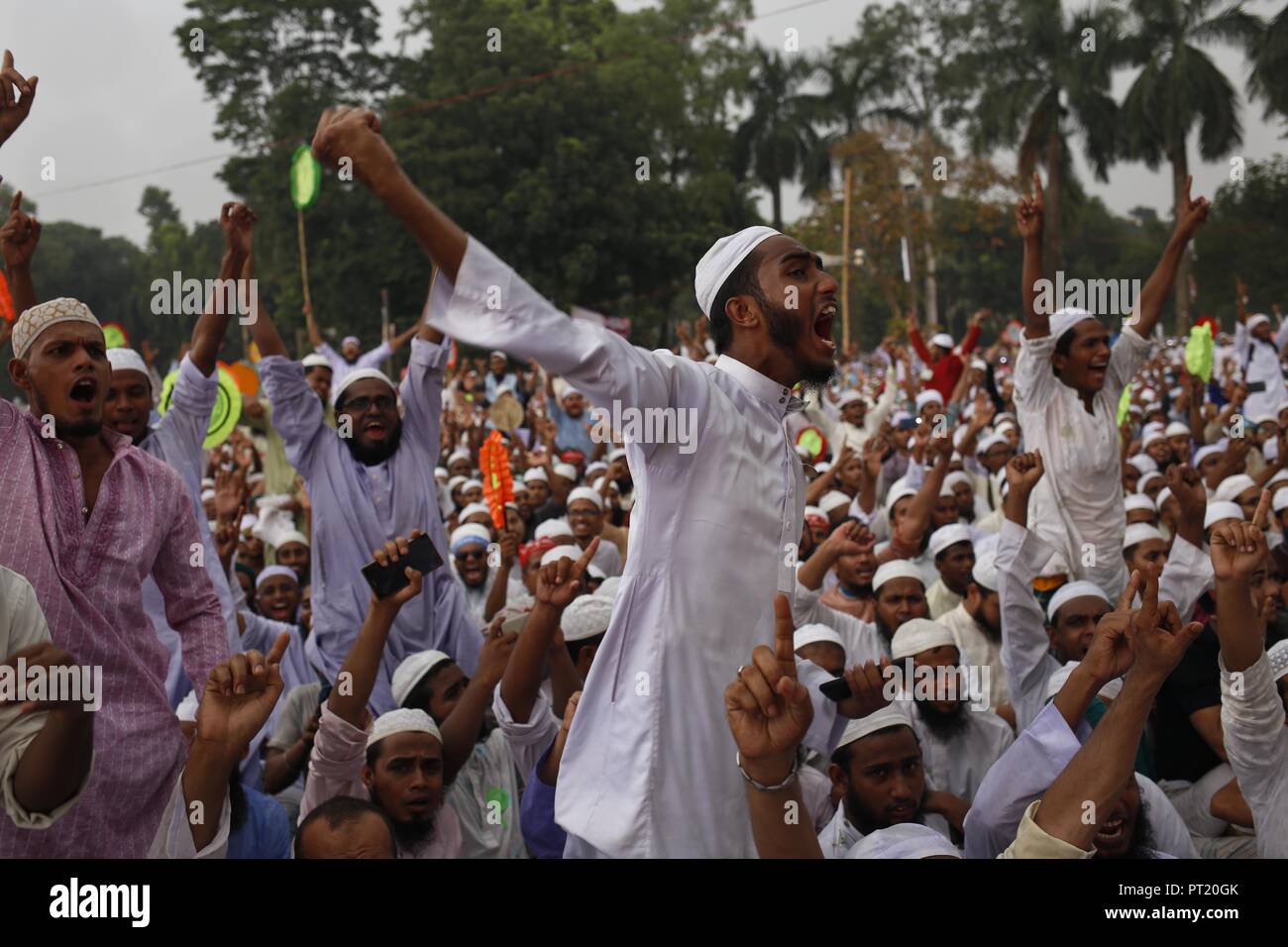 Dhaka, Bangladesch. 5. Okt, 2018. Die Menschen schreien Slogan, wie sie eine Große Nationalversammlung teilnehmen, indem Ialamic Andolan Bangladesch, die Nachfrage für eine akzeptable Wahl Suhrawardy Udaya. Credit: MD Mehedi Hasan/ZUMA Draht/Alamy leben Nachrichten Stockfoto