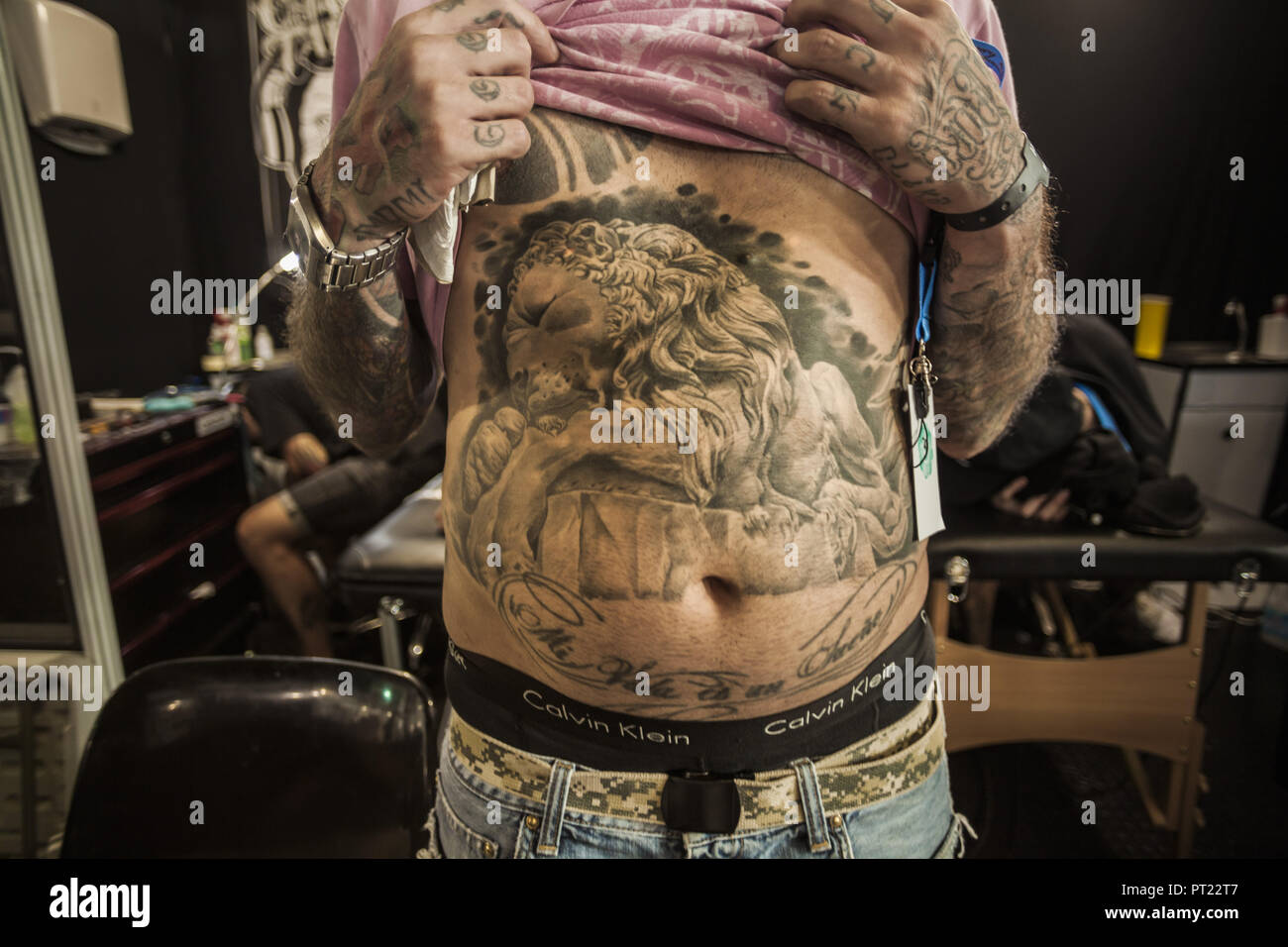 Barcelona Katalonien Spanien 5 Okt 2018 Mann Zeigt Seine Tattoed Korper Mit Einem Lowen Abbildung Im 21 Tattoo Und Urbane Kultur Expo In Barcelona Credit Celestino Arce Lavin Zuma Draht Alamy Leben Nachrichten Stockfotografie
