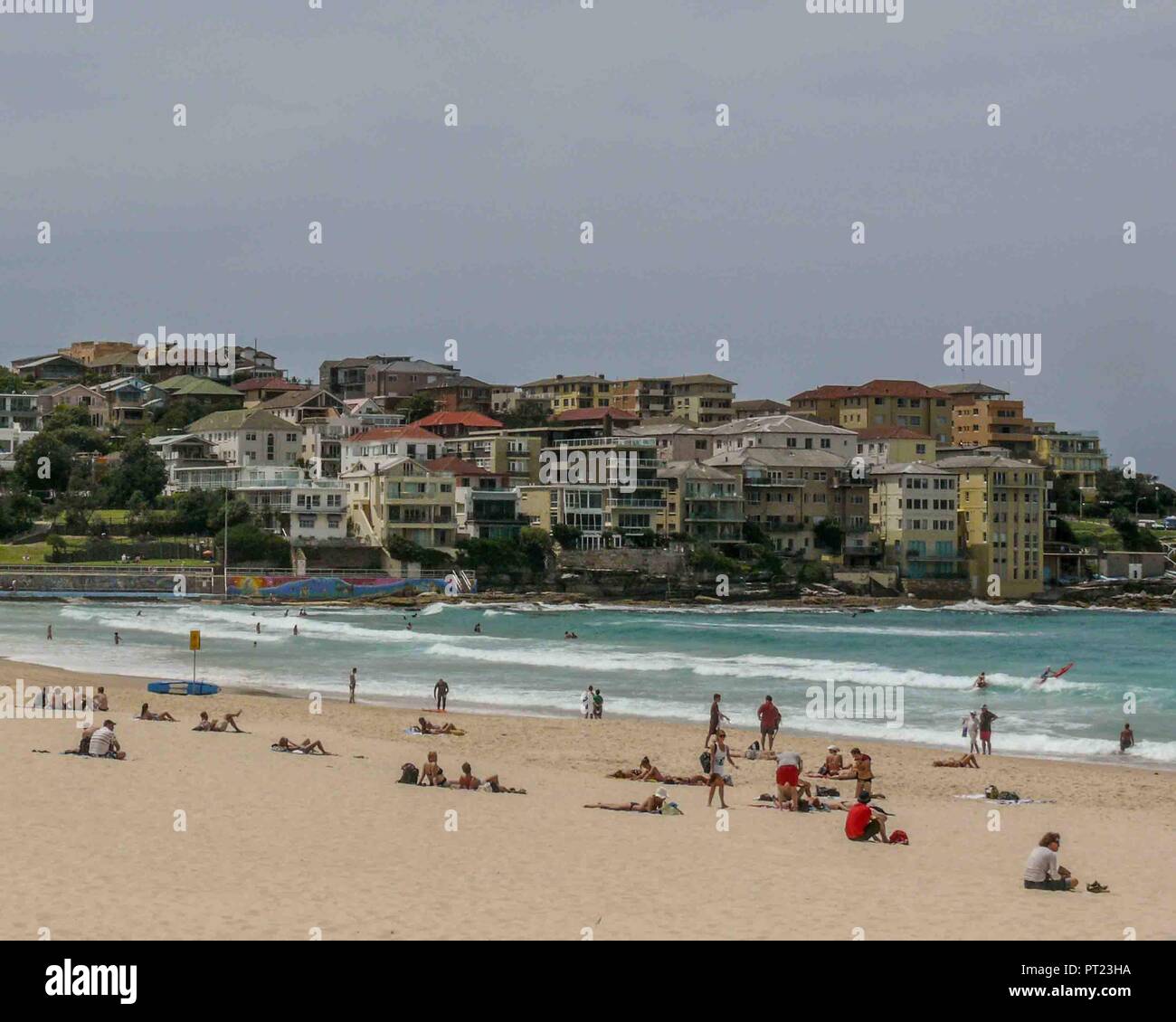 Sydney, New South Wales, Australien. 7. Nov 2008. Die weitläufigen weißen Sandstrand von Bondi Beach, in der Nähe von Sydney, ist einer der berühmtesten Strände Australiens und eine der am meisten besuchten Sehenswürdigkeiten in Australien. Credit: Arnold Drapkin/ZUMA Draht/Alamy leben Nachrichten Stockfoto