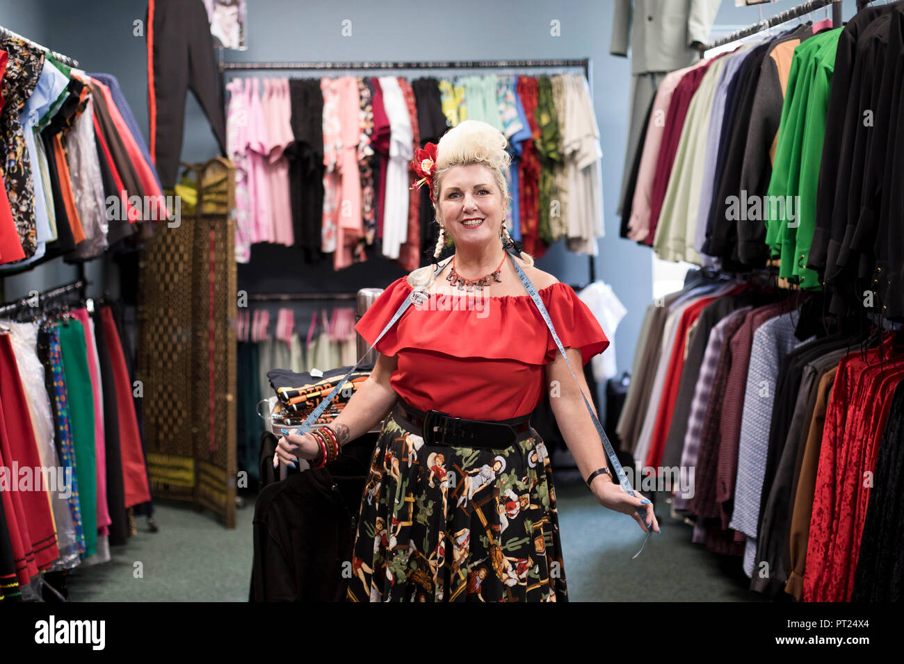 Norfolk, Großbritannien. 5. Oktober 2018. Beth Dunne und Ihr 'Flamin Star" Art und Weise an der Hemsby Rock'n'Roll Weekender in Norfolk, England. Rock'n'roller Beth von Chichester hat das Handeln in Hemsby Festival für 8 Jahre, ursprünglich nur als Weekender. Flamin Star, die im Stil der 50er Jahre Kleidung spezialisiert sich jetzt Trades auf Veranstaltungen in ganz Europa. Credit: Adrian Buck/Alamy leben Nachrichten Stockfoto