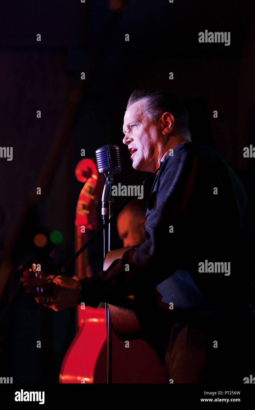 Norfolk, Großbritannien. 5. Oktober 2018. Hemsby Rock'n'Roll Weekender. Rockabilly act Jack Baymoore & die Banditen führen an Hemsby im letzten Rock'n'Roll Weekender. Credit: Adrian Buck/Alamy leben Nachrichten Stockfoto