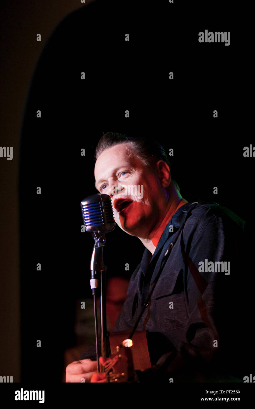 Norfolk, Großbritannien. 5. Oktober 2018. Hemsby Rock'n'Roll Weekender. Rockabilly act Jack Baymoore & die Banditen führen an Hemsby im letzten Rock'n'Roll Weekender. Credit: Adrian Buck/Alamy leben Nachrichten Stockfoto