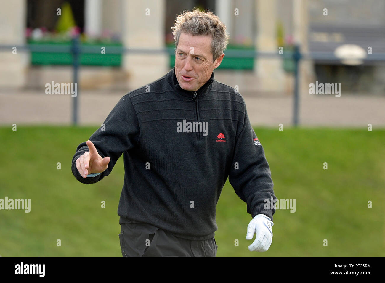 St Andrews, Schottland, Großbritannien. Vom 6. Oktober 2018. Schauspieler und Produzent Hugh Grant auf dem ersten T-Stück der alten Kurs, St Andrews, am Tag 3 der Dunhill Links Championship. © Ken Jack/Alamy leben Nachrichten Stockfoto