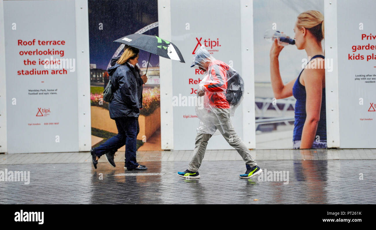 London, Großbritannien. Vom 6. Oktober 2018. Heavy Rain im Wembley-Stadion in London heute aber sonniges Wetter Prognose nach Großbritannien zu Morgen: Simon Dack/Alamy Leben Nachrichten zurück Stockfoto