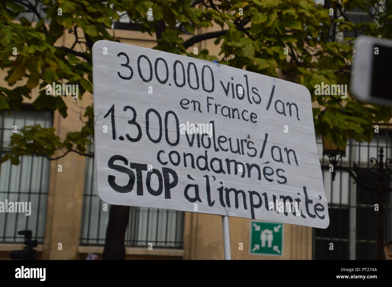 Palais de Justice de Paris, Frankreich. 6. Okt 2018. Die französische Schauspielerin Muriel Robin organisiert mit der Unterstützung von anderen Persönlichkeiten wie der Bürgermeister von Paris Anne Hidalgo, der Stellvertretende Frau Clementine Autain, ein Protest gegen die Gewalt gegen die Frauen. Palais de Justice de Paris. 14 Uhr. Vom 6. Oktober 2018 ALPHACIT NEWIM/Alamy leben Nachrichten Stockfoto