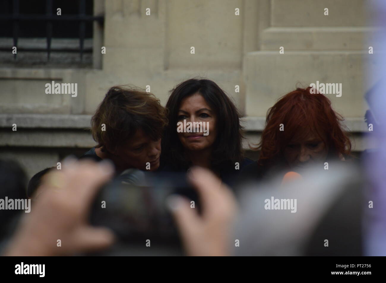 Palais de Justice de Paris, Frankreich. 6. Okt 2018. Die französische Schauspielerin Muriel Robin organisiert mit der Unterstützung von anderen Persönlichkeiten wie der Bürgermeister von Paris Anne Hidalgo, der Stellvertretende Frau Clementine Autain, ein Protest gegen die Gewalt gegen die Frauen. Palais de Justice de Paris. 14 Uhr. Vom 6. Oktober 2018 ALPHACIT NEWIM/Alamy leben Nachrichten Stockfoto