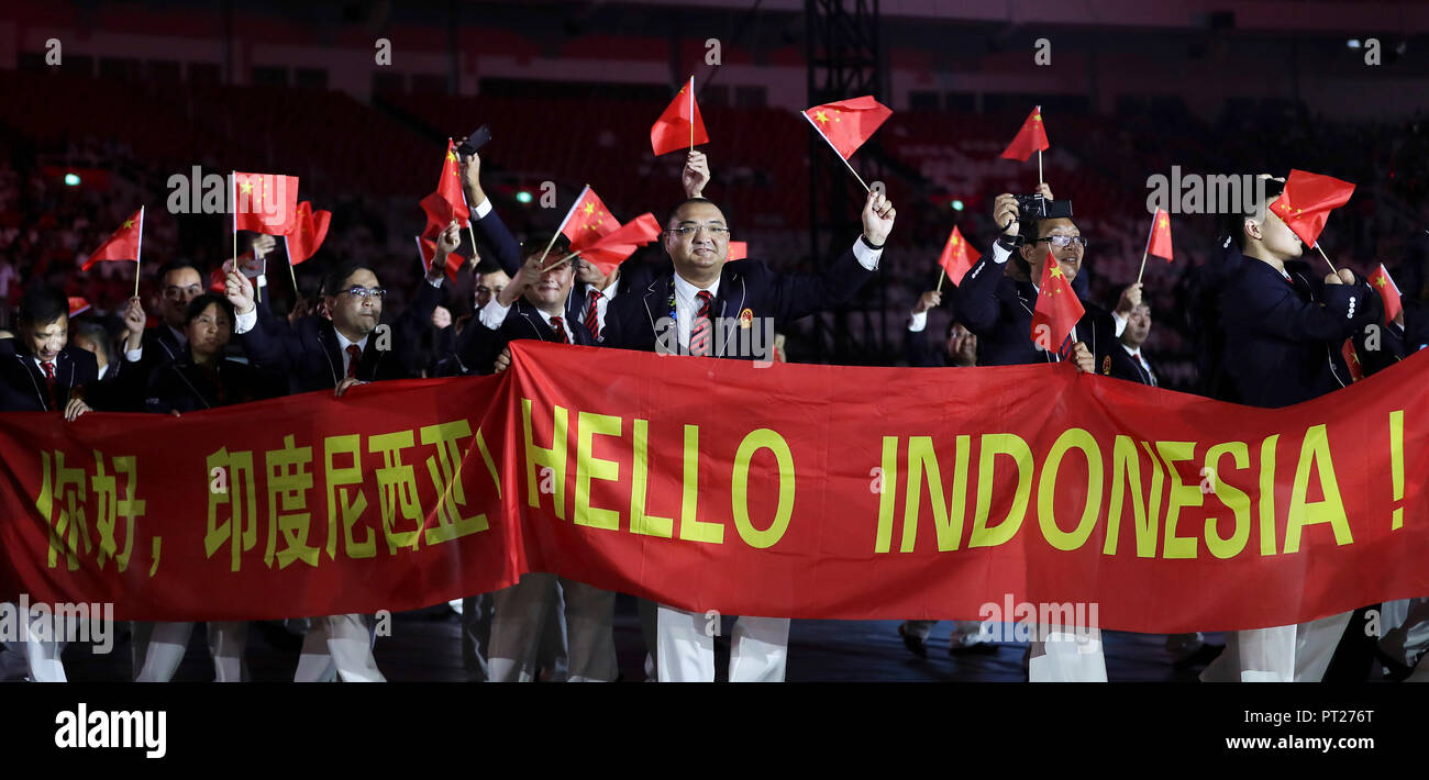 Jakarta, Indonesien. 6. Okt, 2018. Die Delegation Chinas betritt den Gelora Bung Karno (GBK) Main Stadium während der Eröffnungsfeier der Asiatischen Para Spiele 2018 in Jakarta, Indonesien, am Okt. 6, 2018. Credit: Wang Dongzhen/Xinhua/Alamy leben Nachrichten Stockfoto