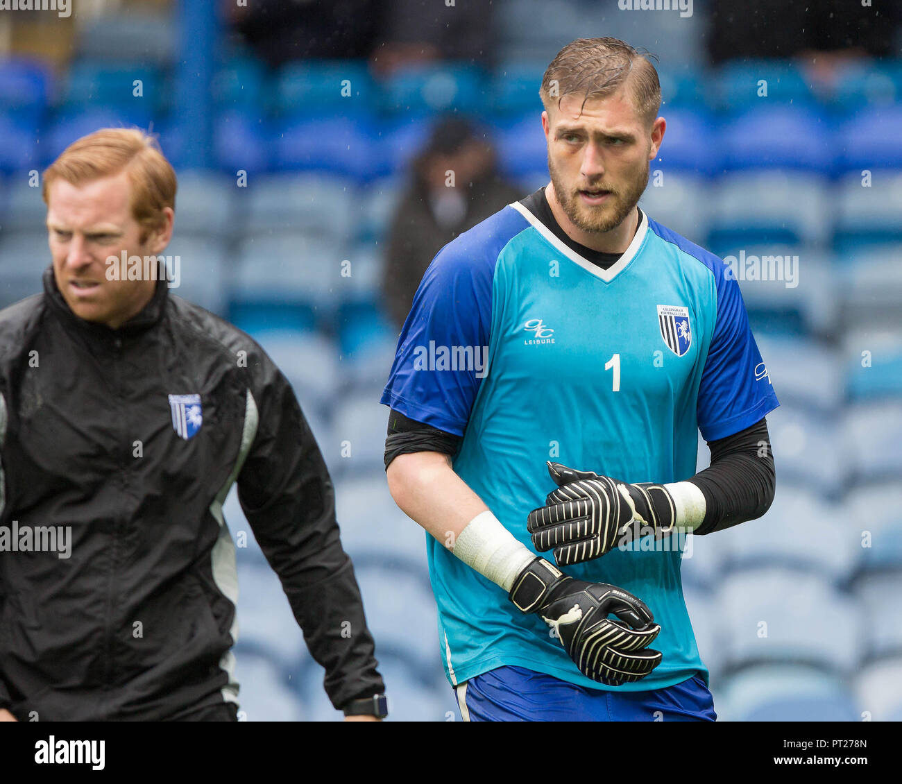 Portsmouth, Großbritannien. 06 Okt, 2018. Bedenken über Tomáš Holý's Arm von Gillingham vor der EFL Sky Bet Liga 1 Übereinstimmung zwischen Portsmouth und Gillingham an Fratton Park, Portsmouth, England am 6. Oktober 2018. Foto von Simon Carlton. Nur die redaktionelle Nutzung, eine Lizenz für die gewerbliche Nutzung erforderlich. Keine Verwendung in Wetten, Spiele oder einer einzelnen Verein/Liga/player Publikationen. Credit: UK Sport Pics Ltd/Alamy leben Nachrichten Stockfoto