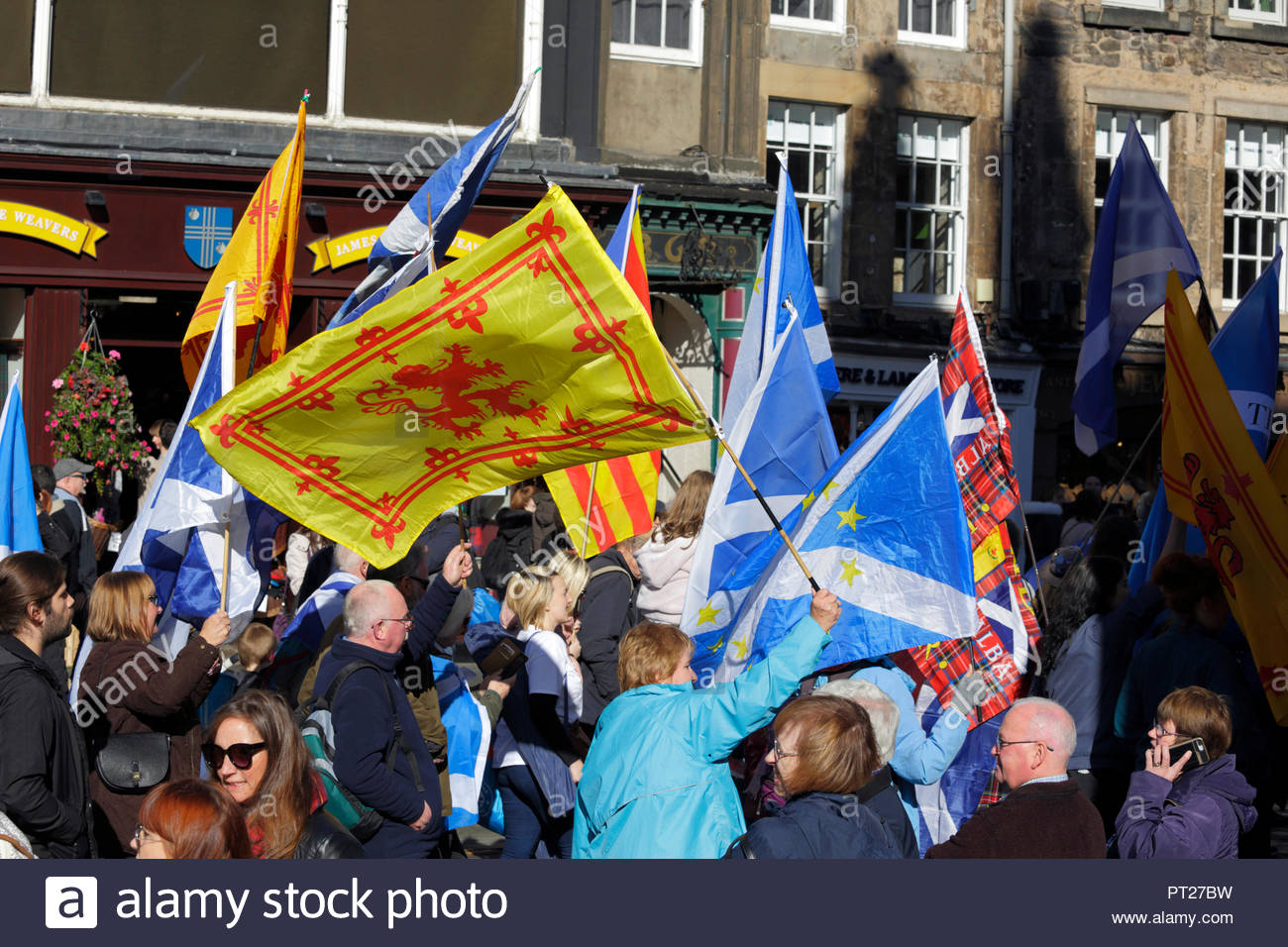 Edinburgh, Vereinigtes Königreich. 6. Oktober, 2018. Alle unter einem Banner (auob) März für Unabhängigkeit, marschieren die Royal Mile, das schottische Parlament Für eine Kundgebung in Holyrood Park. AUOB sind ein Pro-Independence Organisation deren Ziel ist es, in regelmäßigen Abständen zu März bis Schottland frei ist. Sie wird öffentlichen Prozessionen zur Unterstützung von Schottland Wiedererlangung der Unabhängigkeit. Quelle: Craig Brown/Alamy Leben Nachrichten. Stockfoto