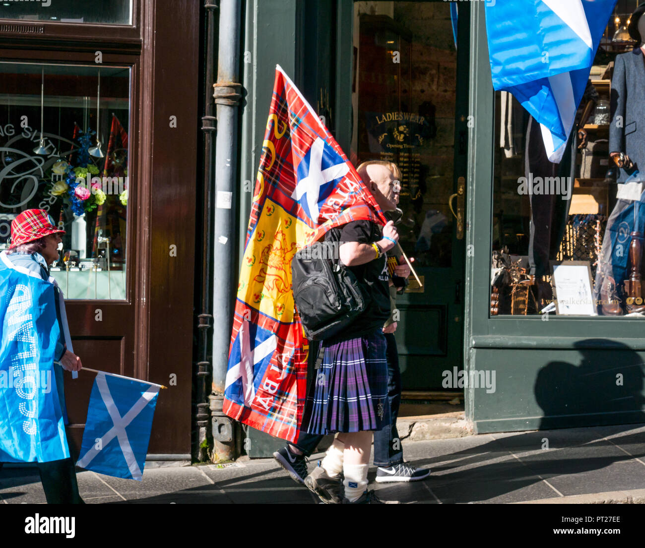 Holyrood Edinburgh, Edinburgh, Schottland, Vereinigtes Königreich, 6. Oktober 2018. Alle unter einem Banner (auob) schottischen März und Rally für die Unabhängigkeit. AOUB ist ein pro-unabhängigkeit Kampagne für deren Ziel ist es, in regelmäßigen Abständen zu März bis Schottland Unabhängigkeit erreicht. Leute gehen bis West Bug im März die Flaggen zu verbinden Stockfoto
