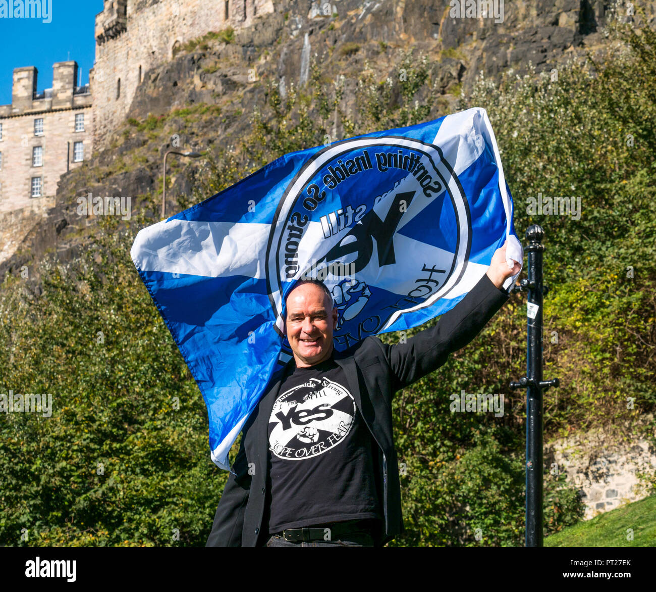 Holyrood Edinburgh, Edinburgh, Schottland, Vereinigtes Königreich, 6. Oktober 2018. Alle unter einem Banner (auob) schottischen März und Rally für die Unabhängigkeit. AOUB ist ein pro-unabhängigkeit Kampagne für deren Ziel ist es, in regelmäßigen Abständen zu März bis Schottland Unabhängigkeit erreicht. Tommy Sheridan, Unabhängigkeit Unterstützer, Wellen, die einen ja Banner unten Edinburgh Castle Stockfoto