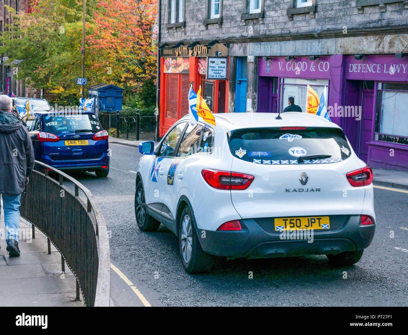 Holyrood Edinburgh, Edinburgh, Schottland, Vereinigtes Königreich, 6. Oktober 2018. Alle unter einem Banner (auob) schottischen März und Rally für die Unabhängigkeit. AOUB ist ein pro-unabhängigkeit Kampagne für deren Ziel ist es, in regelmäßigen Abständen zu März bis Schottland Unabhängigkeit erreicht. Autos mit schottischen Unabhängigkeit Flags Stockfoto