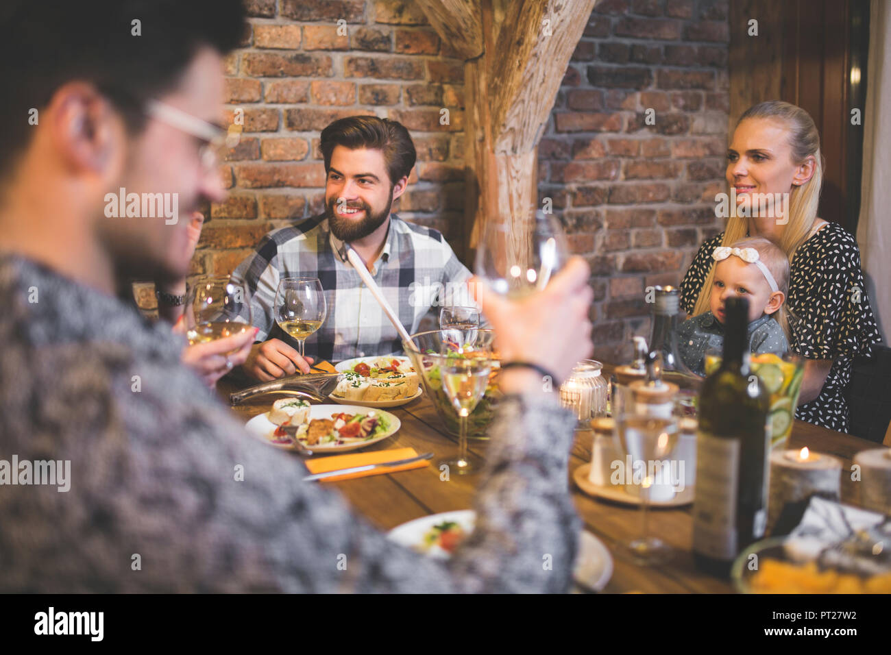 Familie und Freunde zum Abendessen genießen, Essen, Trinken, Spaß haben Stockfoto