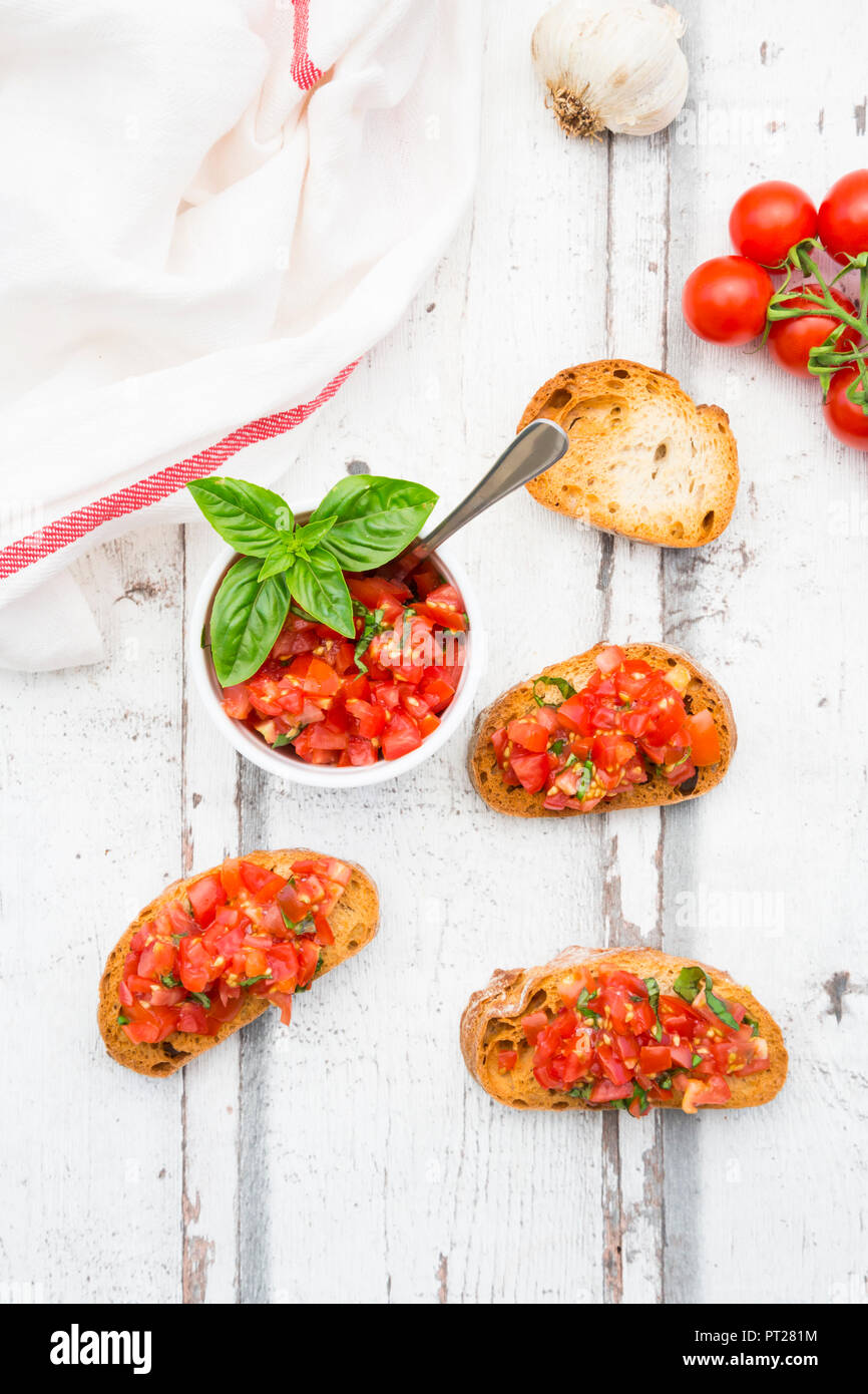 Bruschetta mit Tomaten, Basilikum, Knoblauch und weißen breah Stockfoto