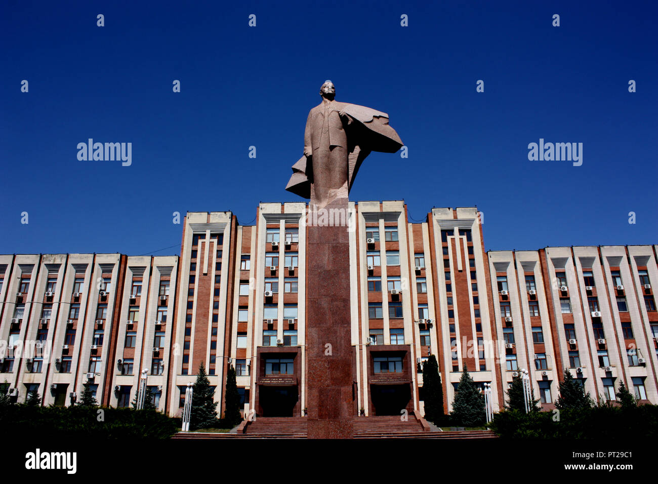 Eine Statue von Lenin außerhalb einige Wohnungen/Apartments in Tiraspol. Stockfoto