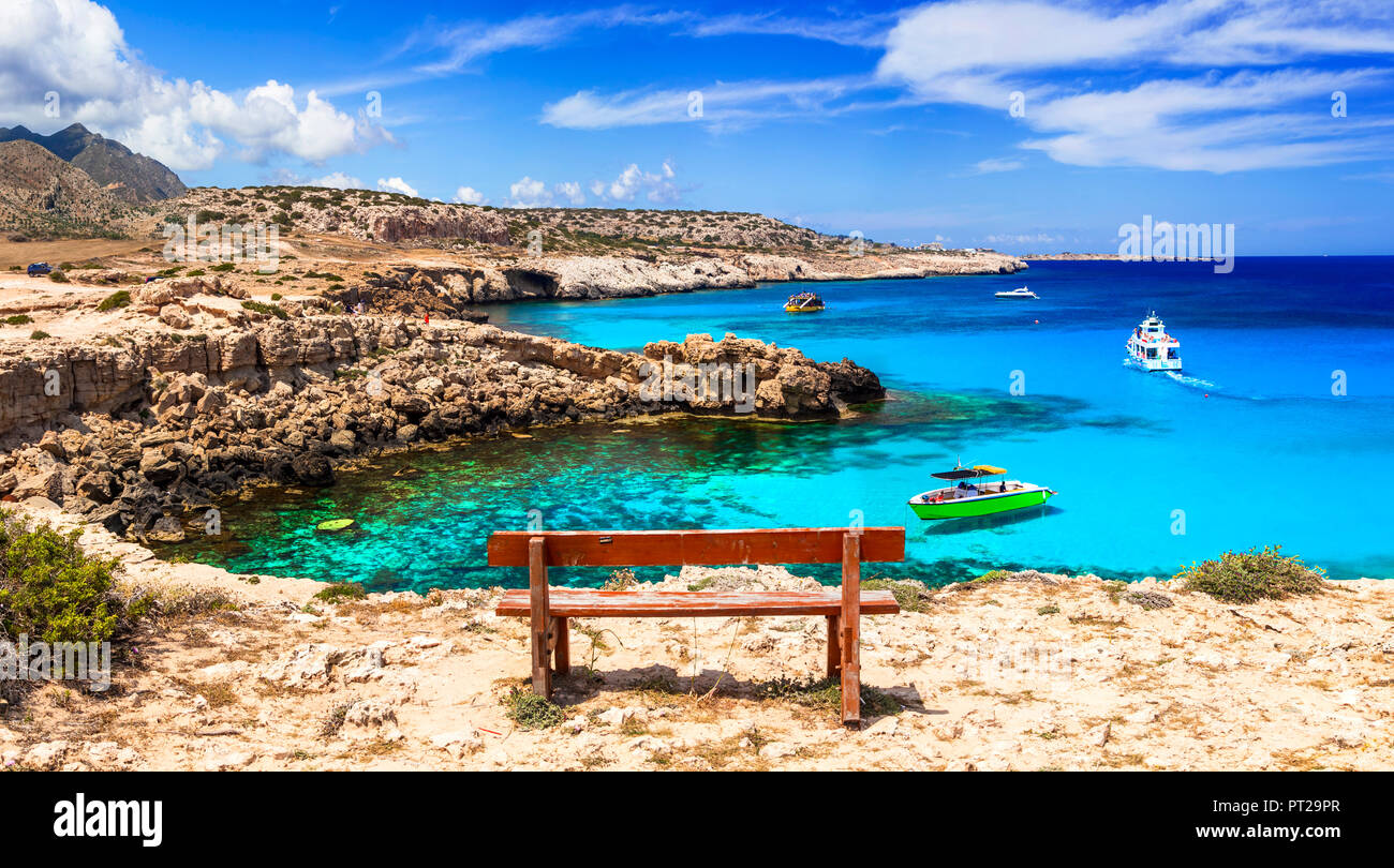 Unglaubliche Natur in Agya Napa, Ansicht mit azurblauen Meer und einzigartige Steine, Zypern Insel. Stockfoto
