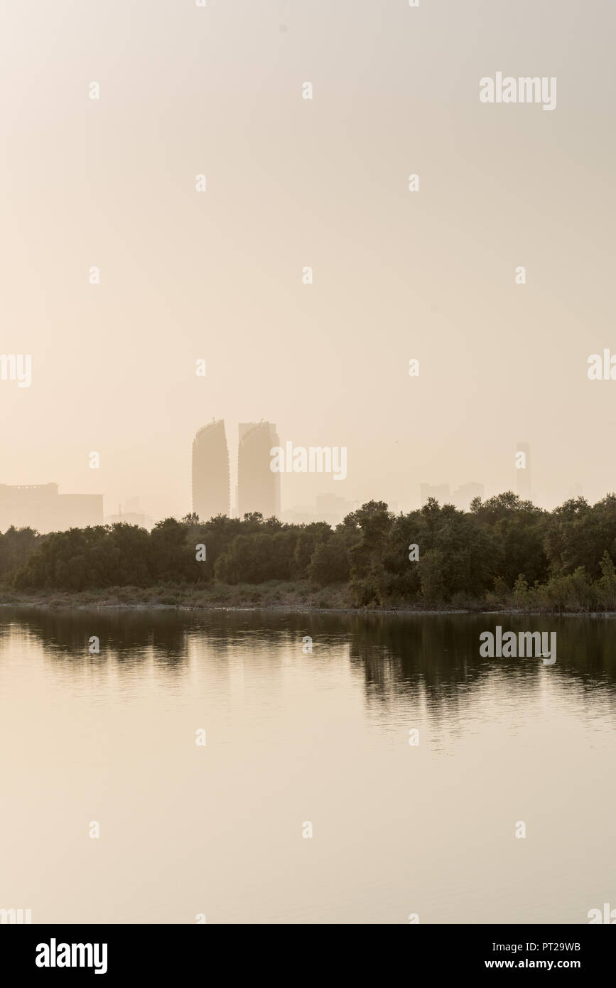 27. August 2018: Al Bahr Türme und Mangroven Reflexion im Meer, Abu Dhabi VAE Stockfoto