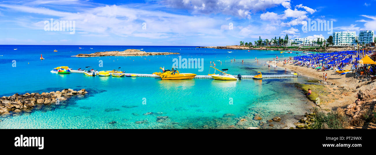 Schönen Fig Tree Bay, Aussicht mit azurblauen Meer und Hotels, Zypern Insel. Stockfoto