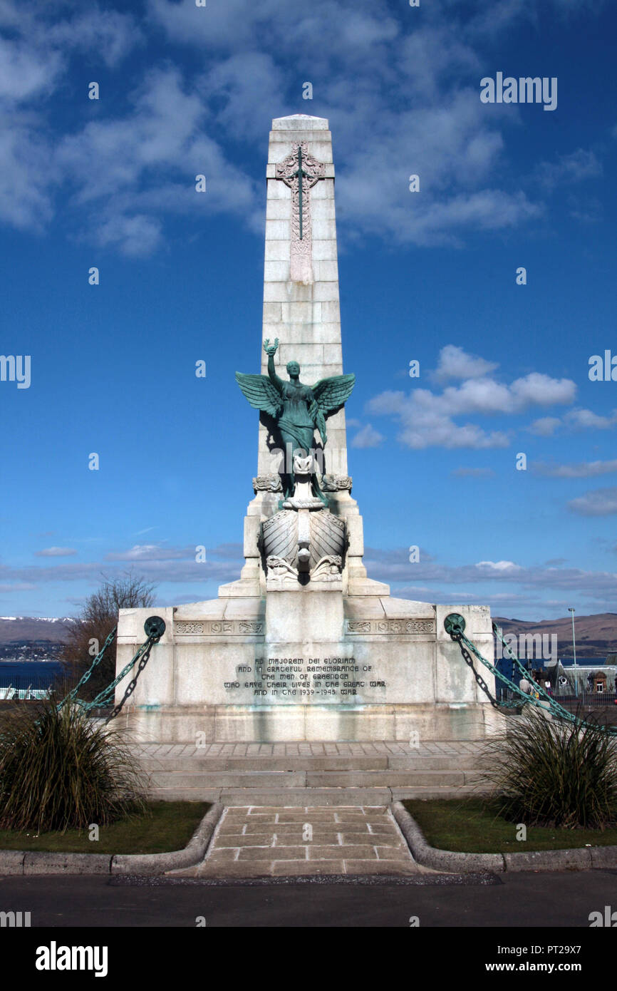 Die herrlichen und beeindruckenden Kriegerdenkmal in der schottischen Stadt Greenock auf den Firth of Clyde. Es erinnert an die Herren von der Stadt, die kämpften und starben in den ersten und zweiten Weltkriegen. Es ist die Einstellung ist spektakulär, da es hoch oben ist und gibt einen herrlichen Blick auf den Firth of Clyde dahinter. Stockfoto