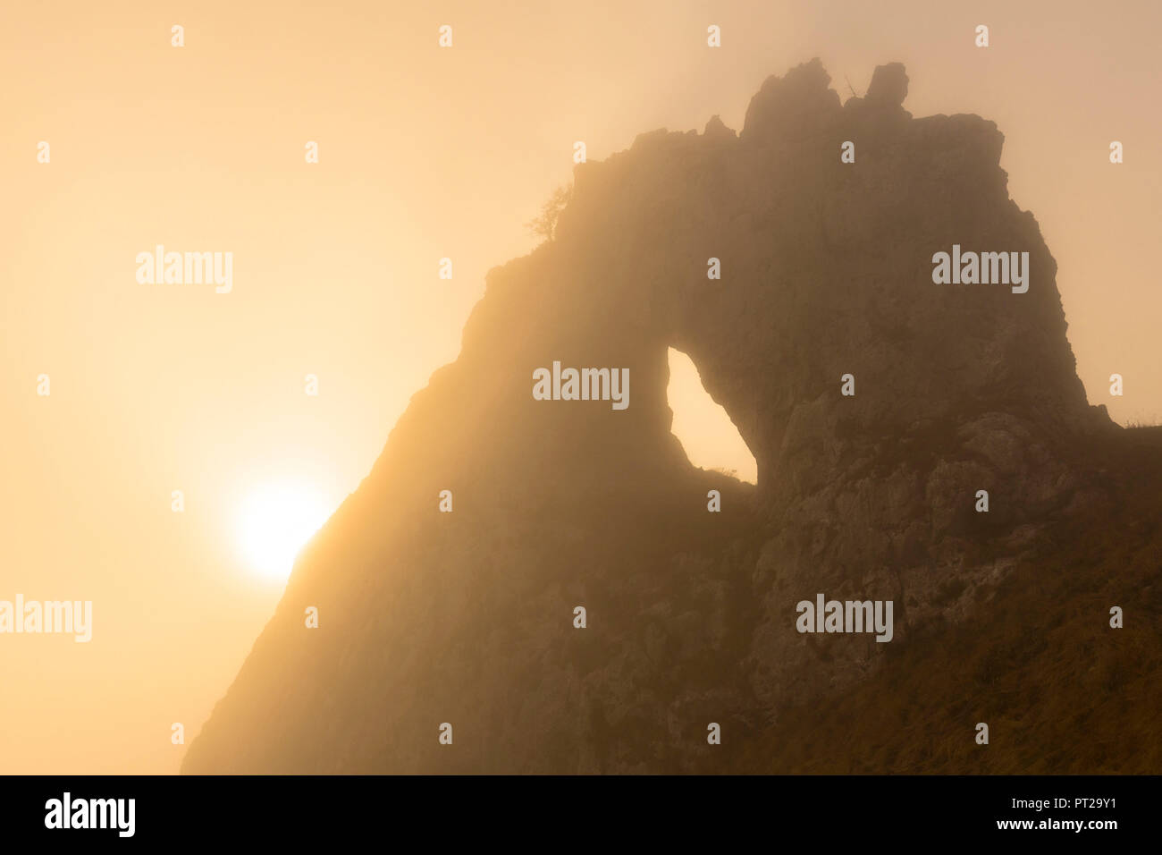 Die Sonne beleuchtet die Nebel, hids Porta di Prada, Bocchetta di Prada, Grigna Settentrionale (Grignone), Northern Grigna Regional Park, Lombardei, Italien, Europa, Stockfoto