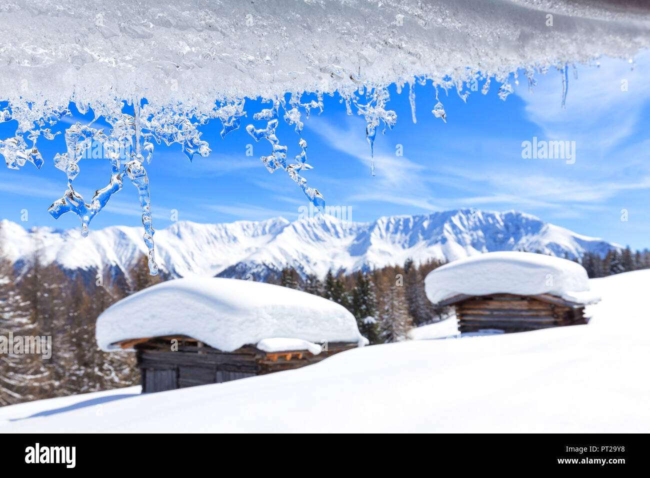 Transparente Eis läuft von einem Dach, Wiesner Alp, Davos Wiesen, Graubünden, Albulatal, Stadtteil Prattigau/Davos, Kanton Graubünden, Schweiz, Europa, Stockfoto