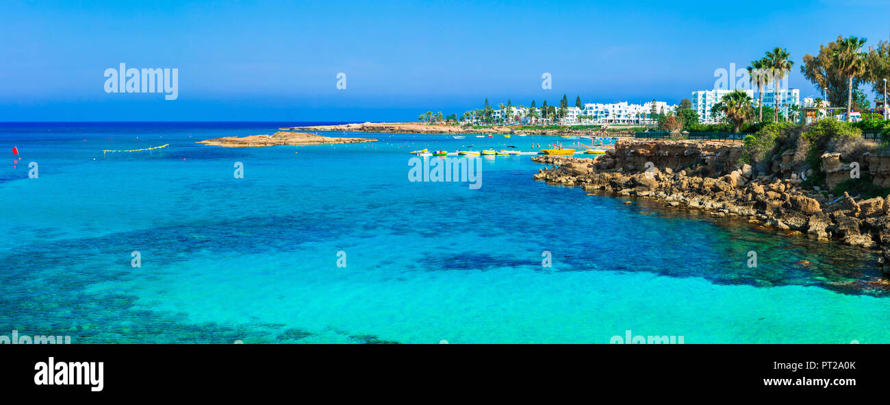 Schönen Fig Tree Bay, Aussicht mit azurblauen Meer, Palmen und Resort, Zypern Insel. Stockfoto